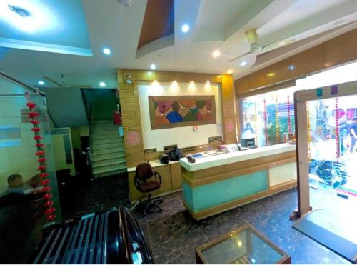 a waiting room with a counter and a chair at Hotel golden gate dx in New Delhi