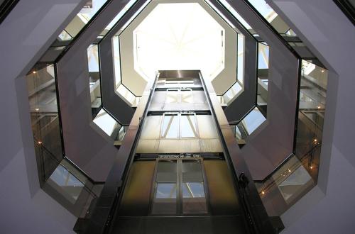 una vista aérea de una escalera mecánica en un edificio en Guest room in former hotel, near train station, fully equipped kitchen with washer-dryer en Hürth