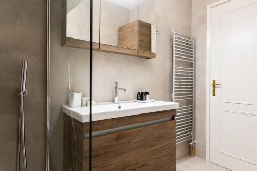 ห้องน้ำของ Faliro Sunlit 3BR Apartment by UPSTREET