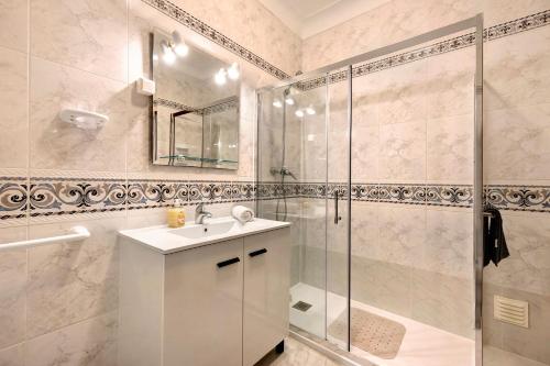 un baño con lavabo y ducha en Lagos Ocean View Apartment, en Lagos
