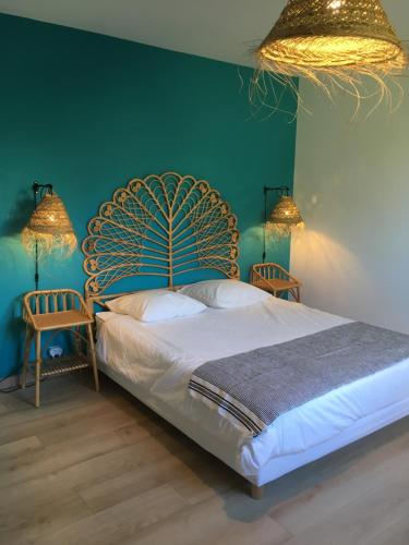 une chambre avec un grand lit et deux chaises dans l'établissement Appart 175m2 idéalement situé Stationnement gratuit bas villa, à Ajaccio