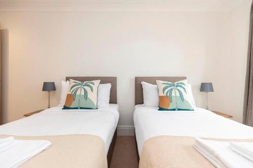 duas camas sentadas uma ao lado da outra num quarto em Bournecoast: spacious and modern near beach-FM8501 em Bournemouth