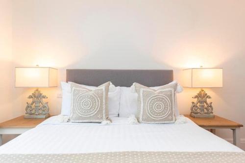 um quarto com uma cama branca e 2 candeeiros em Bournecoast: spacious and modern near beach-FM8501 em Bournemouth