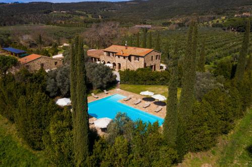 una vista aérea de una villa con piscina y árboles en Tenuta Il Cicalino en Massa Marittima