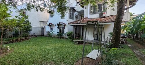 un patio vacío delante de una casa en Jays Guest, Diyatha Uyana, en Etulkotte