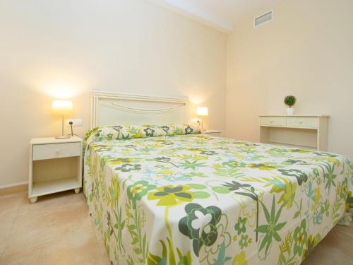 um quarto com uma cama e duas mesas de cabeceira com candeeiros em Apartment Esmeralda Suites-3 by Interhome em Calpe