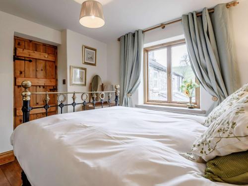 1 dormitorio con 1 cama blanca grande y ventana en 3 Bed in Hartington 54215 en Hartington