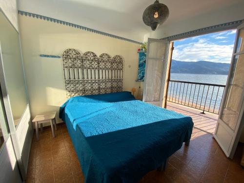 une chambre avec un lit et une vue sur l'océan dans l'établissement Appartement 1 chambre pieds dans l'eau TIUCCIA, à Casaglione