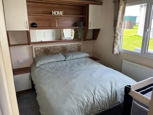 1 dormitorio con 1 cama en una habitación pequeña en Beautiful Seaside Holiday Home Sleeps 6, en Heysham