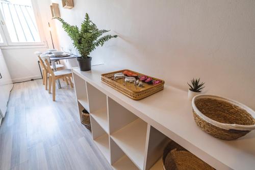 un comptoir blanc avec un panier dessus dans l'établissement Bali - Studio agréable et central - Proche Arena, à Reims