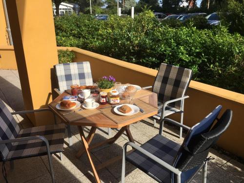 Photo de la galerie de l'établissement Kühlungsborn Ferienwohnung Sonnenresidenz, à Kühlungsborn