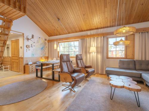 sala de estar con sofá y mesa en Holiday Home Teerenpesue a 5 by Interhome, en Saariselkä