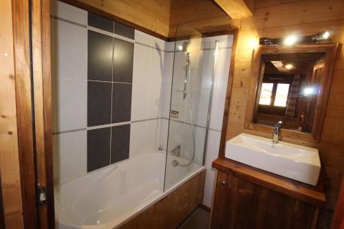uma casa de banho com uma banheira, um lavatório e um chuveiro em Chalet Nobel Centre ville 8 pers - 4 Chambres - 4 SdB em Font-Romeu