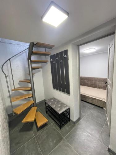 een kamer met een trap en een kamer met een bed bij OneDay in Verkhovyna