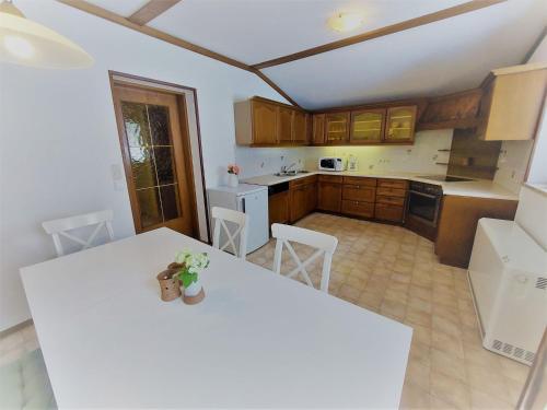 Kuchyň nebo kuchyňský kout v ubytování Apartment Landhaus St- Georg-8 by Interhome