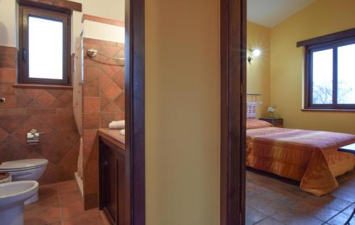 1 Bedroom Lovely Home In San Marco Daluzio tesisinde bir banyo