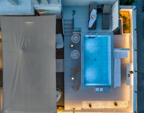 widok na basen w domu w obiekcie El Cielo Where Luxury meets the sky w Kalamácie