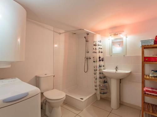 アンダイエにあるAppartement Hendaye, 2 pièces, 5 personnes - FR-1-2-344の白いバスルーム(トイレ、シンク付)