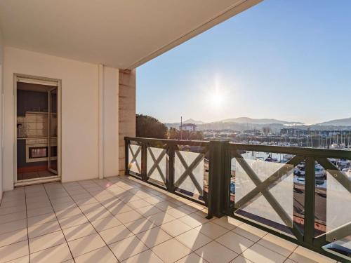 Photo de la galerie de l'établissement Appartement Moderne avec Piscine et Accès Direct Plage, Parking Sécurisé - Hendaye - FR-1-2-350, à Hendaye