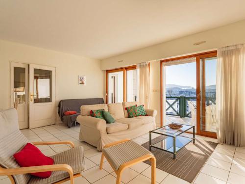 Photo de la galerie de l'établissement Appartement Moderne avec Piscine et Accès Direct Plage, Parking Sécurisé - Hendaye - FR-1-2-350, à Hendaye