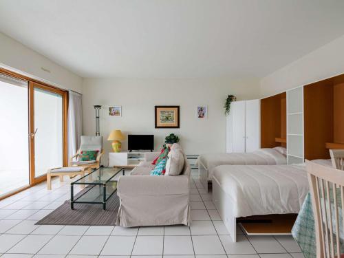 1 dormitorio con 2 camas y sala de estar con sofá en Appartement Hendaye, 2 pièces, 6 personnes - FR-1-2-350, en Hendaya