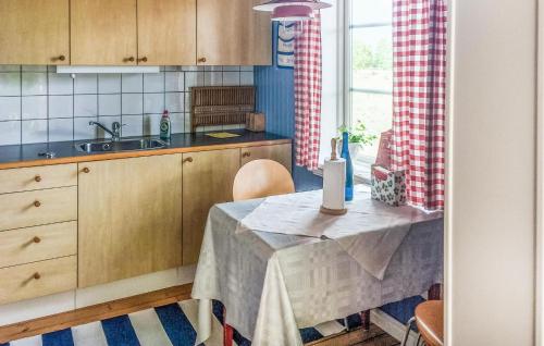 eine Küche mit einem Tisch und einem Waschbecken in der Unterkunft Gorgeous Home In Aneby With Wi-fi in Aneby