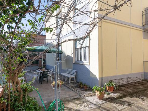 eine Terrasse eines Gebäudes mit einer Bank und einem Tisch in der Unterkunft Apartment Casa Angela by Interhome in Follonica