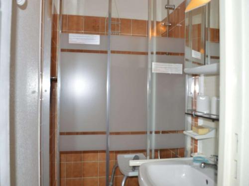 ein Bad mit einer Dusche und einem Waschbecken in der Unterkunft Appartement Le Grau-du-Roi, 2 pièces, 4 personnes - FR-1-250-136 in Le Grau-du-Roi