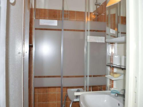 une salle de bain avec douche et lavabo dans l'établissement Appartement familial proche plage avec terrasse, parking privé, au Grau-du-Roi - FR-1-250-136, au Grau-du-Roi