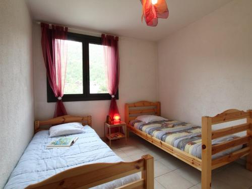 une chambre avec deux lits et une fenêtre dans l'établissement Appartement cosy 5 couchages, proche pistes et commerces, La Salle-les-Alpes - FR-1-330F-156, à Serre Chevalier