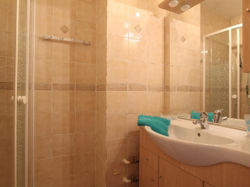une salle de bain avec un lavabo et une douche dans l'établissement Appartement cosy 5 couchages, proche pistes et commerces, La Salle-les-Alpes - FR-1-330F-156, à Serre Chevalier