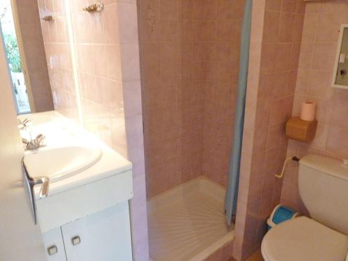 ein Bad mit einer Dusche, einem WC und einem Waschbecken in der Unterkunft Appartement Marseillan-Plage, 2 pièces, 6 personnes - FR-1-387-165 in Marseillan
