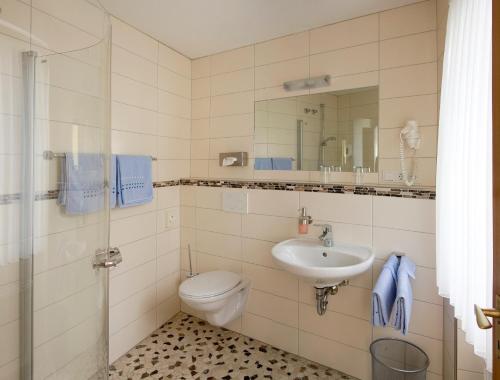 a bathroom with a toilet and a sink at Weinhaus Burg-Schneider in Reil