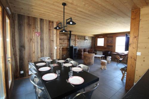 a dining room with a black table and chairs at Chalet Nobel Centre ville 8 pers - 4 Chambres - 4 SdB in Font-Romeu