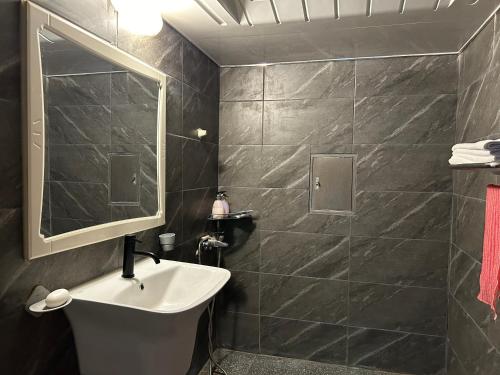 Top Motel tesisinde bir banyo