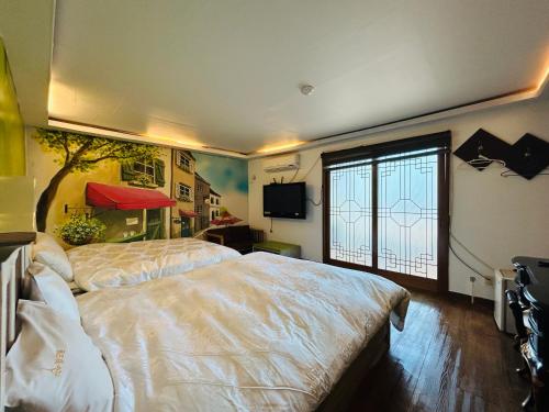 1 dormitorio con 1 cama grande y TV en Top Motel en Suncheon