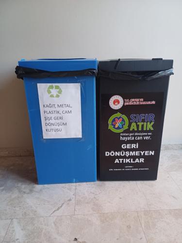 dos cubos de basura están sentados uno al lado del otro en Peri Pansiyon, en Çınarcık