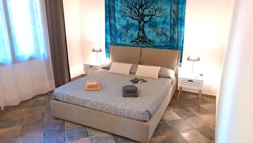 San Vero MilisにあるCasa vacanze nel verde del Sinisのベッドルーム1室(ベッド1台、バッグ2つ付)