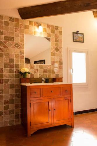 une salle de bain avec un lavabo en bois et un miroir dans l'établissement Maison tout confort, climatisée, dans le Centre Historique avec parking privé., à Saint-Rémy-de-Provence