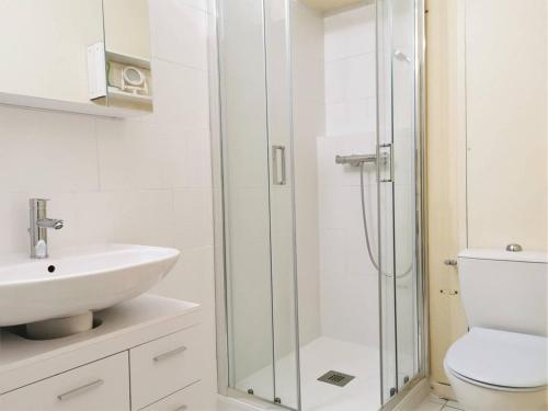 biała łazienka z umywalką i prysznicem w obiekcie Appartement familial avec piscine, terrasse et parking au Lavandou - 5 couchages - FR-1-251-487 w mieście Le Lavandou