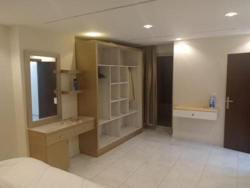 een kamer met een slaapkamer met een wastafel en een spiegel bij لاصحاب التميز شقة راقية في المهندسين بالقرب من جامعة الدول والنيل in Caïro