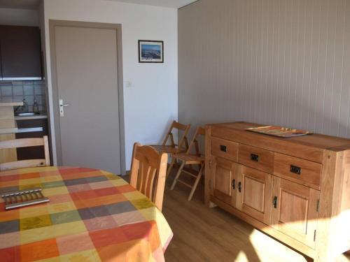 - une chambre avec un lit, une armoire en bois et une table dans l'établissement Charmant 2 pièces cabine au centre de Font-Romeu, parking inclus - FR-1-580-96, à Font-Romeu-Odeillo-Via