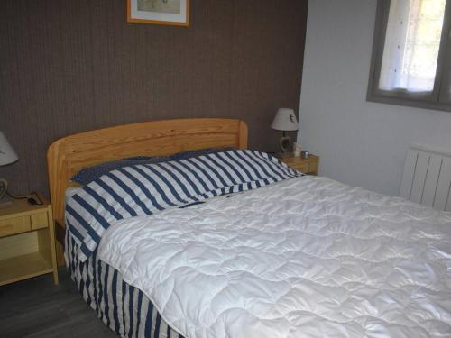 uma cama com um edredão azul e branco num quarto em Appartement Font-Romeu-Odeillo-Via, 2 pièces, 6 personnes - FR-1-580-96 em Font Romeu Odeillo Via