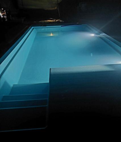 - une table de billard dans une pièce sombre dans l'établissement LA VILLA, au Pradet