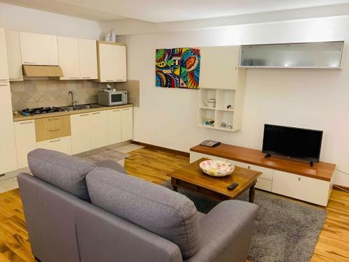 ein Wohnzimmer mit Sofa und Tisch in der Unterkunft Ca' De Mezo near San Marco in Venedig