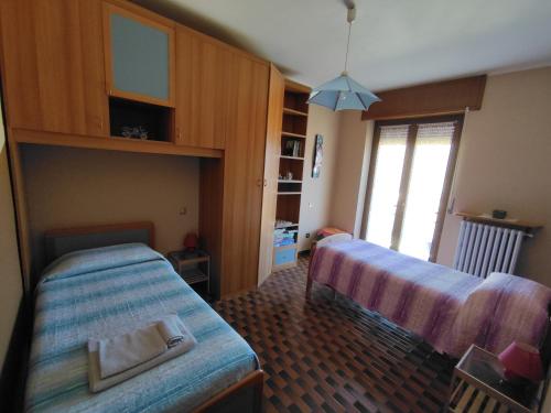 德蒙泰的住宿－Cà di Candi，一间卧室,配有两张床