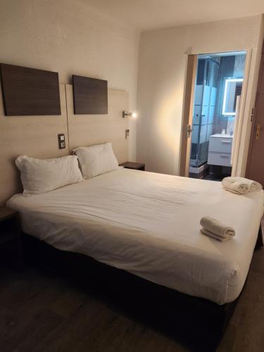 Ένα ή περισσότερα κρεβάτια σε δωμάτιο στο Logis Hôtel Restaurant les Charmettes