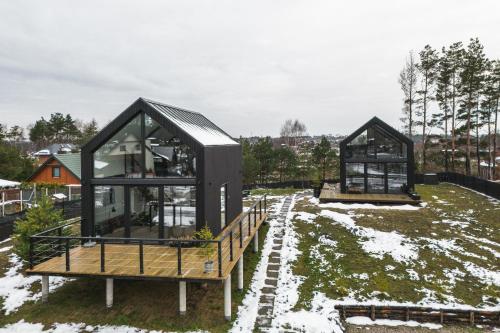 résidences lithiques olithiques au-dessus d’un chantier dans l'établissement KASZUBSKIE LOFTY Sominy, à Sominy