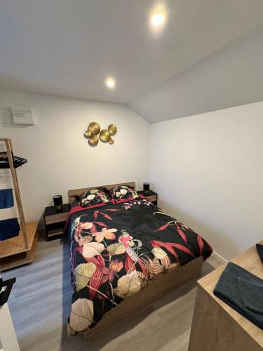 een slaapkamer met een bed in een kamer bij Chez FanF & Nanie in Isigny-sur-Mer