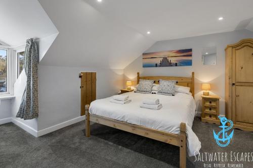 - une chambre avec un lit et une fenêtre dans l'établissement Coastal View Cottage, à Torquay
